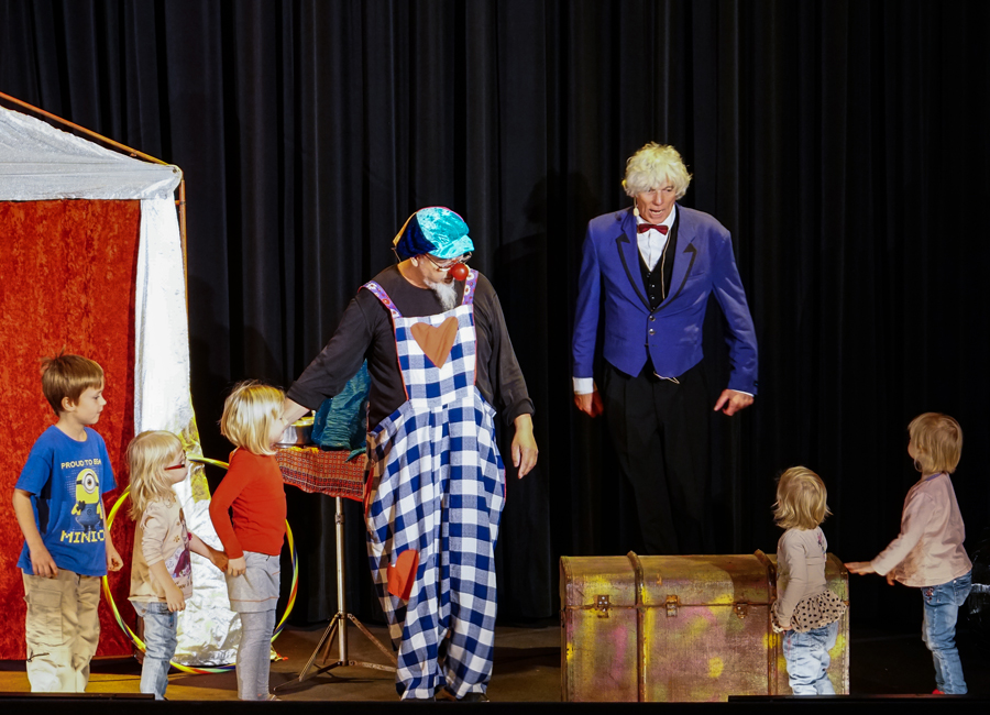Zirkus Kunterbunt Mobiles Kindertheater - auch die Erwachsenen dürfen mitmachen